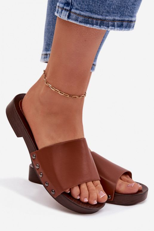 Pantofole da donna con rivetti con tacchi larghi colore marrone Brinalle