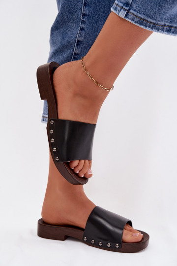 Pantofole da donna con rivetti con tacchi larghi colore nero Brinalle