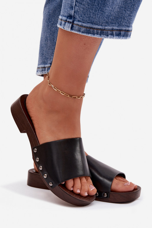 Pantofole da donna con rivetti con tacchi larghi colore nero Brinalle