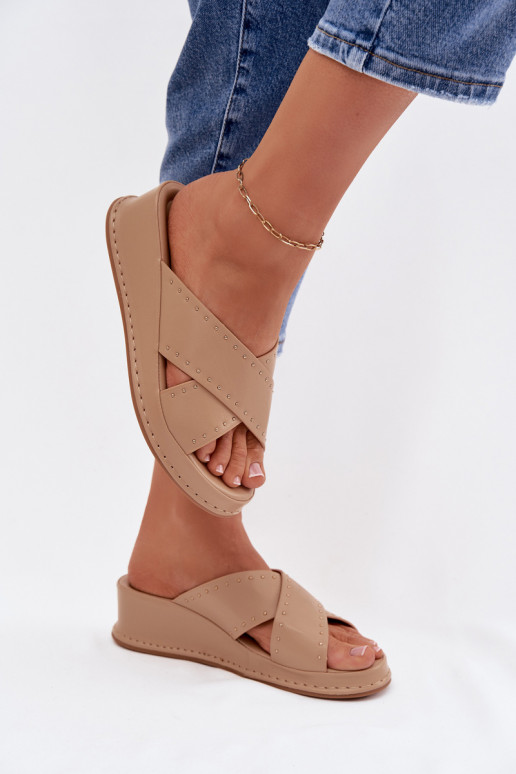 Decorato Pantofole da donna Su un cuneo in ecopelle beige Calorissa