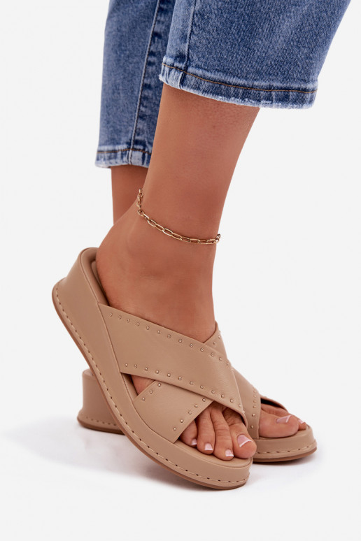 Decorato Pantofole da donna Su un cuneo in ecopelle beige Calorissa