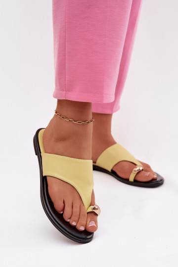 Ciabatte piatte da donna in pelle sintetica con dettagli dorati color giallo Lavessa 2