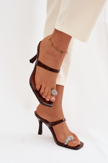 Ciabatte donna color cioccolato con tacco sottile e dettagli decorativi Lorissa