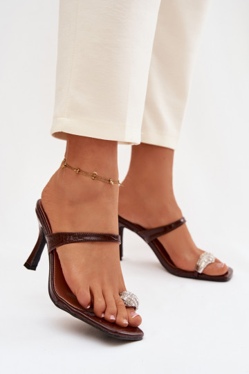 Ciabatte donna color cioccolato con tacco sottile e dettagli decorativi Lorissa 2