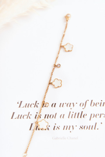 Un braccialetto con una catena con fiori oro-Bianco