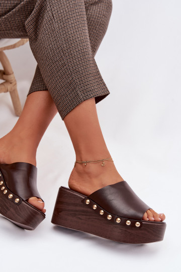 Pantofole da donna Su un cuneo e piattaforma Ze colore doratomi Borchie CzekoladoAe Farinelle