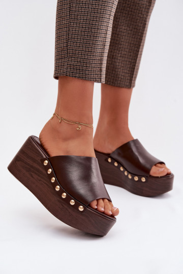 Pantofole con plateau e borchie dorate color cioccolato Farinelle 2