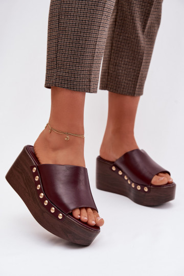 Pantofole con plateau e borchie dorate color bordeaux Farinelle 2