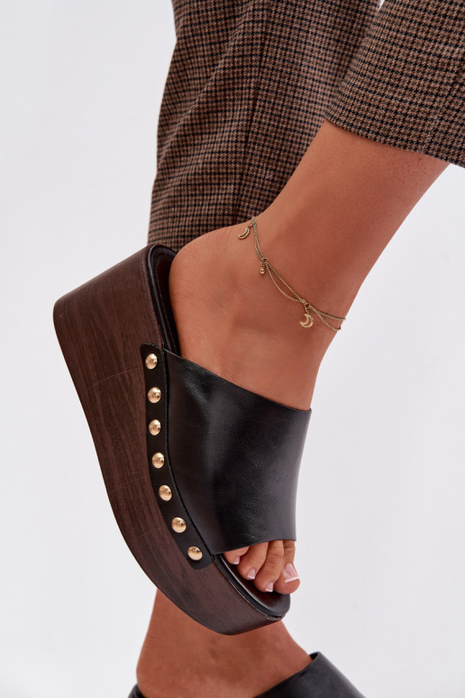 Pantofole da donna Su un cuneo e piattaforma Ze colore doratomi Borchie colore nero Farinelle