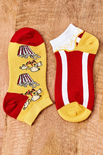 Calze corte una coppia con design diversi con popcorn gialle-rosse