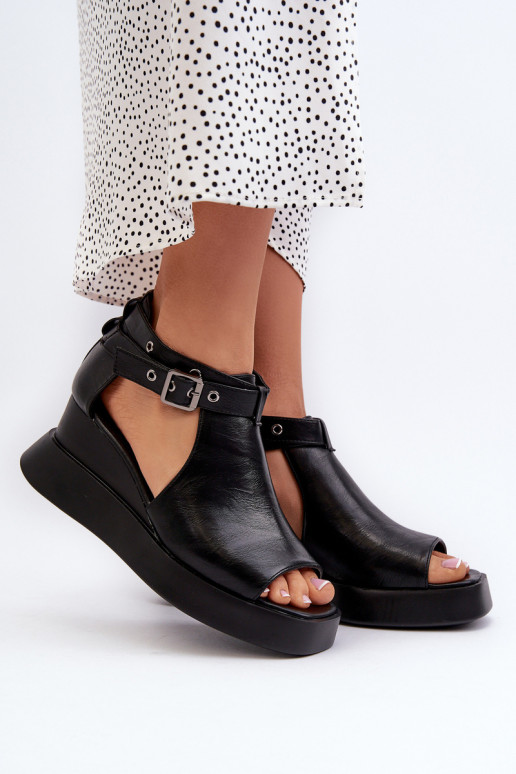 Sandali da donna con una piattaforma I Koturnie in ecopelle colore nero Hloeli