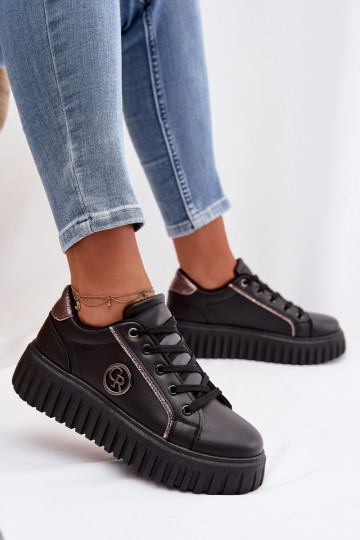 Scarpe modello sneakers Femminile con una piattaforma Con decorazioni Detalem colore nero Iselora