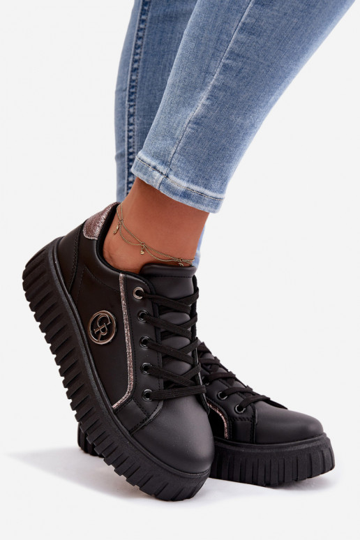 Scarpe modello sneakers Femminile con una piattaforma Con decorazioni Detalem colore nero Iselora