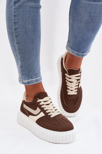 Scarpe modello sneakers Femminile con una piattaformain ecopelle scamosciatau colore marrone Cadrina