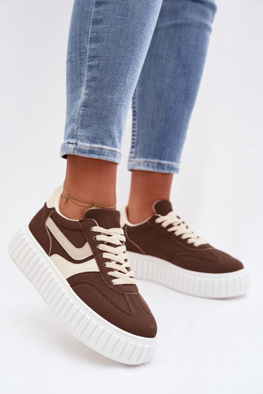 Scarpe modello sneakers Femminile con una piattaformain ecopelle scamosciatau colore marrone Cadrina