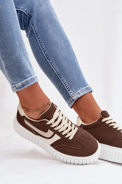 Scarpe modello sneakers Femminile con una piattaformain ecopelle scamosciatau colore marrone Cadrina