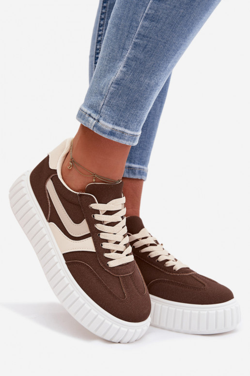 Scarpe modello sneakers Femminile con una piattaformain ecopelle scamosciatau colore marrone Cadrina