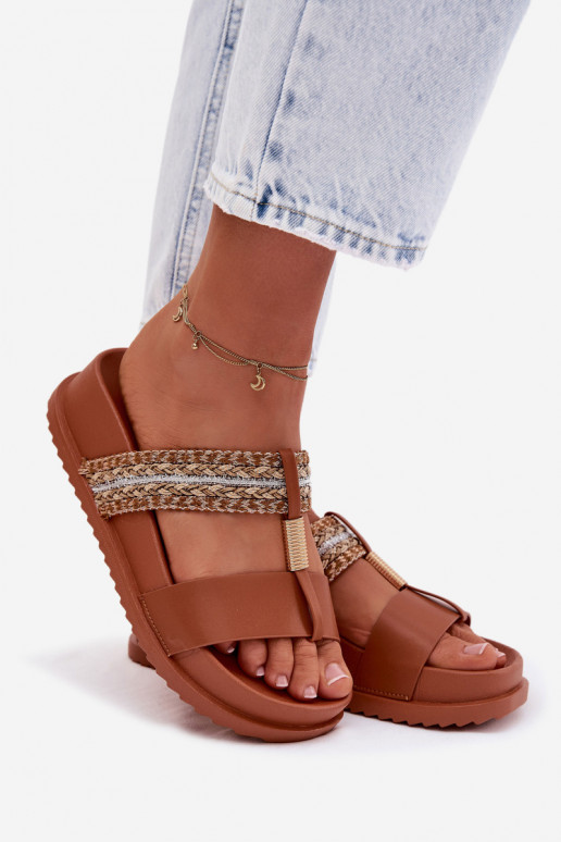 Pantofole da donna con una piattaforma con strisce I colore doratom Detalem colore marrone Tahlia