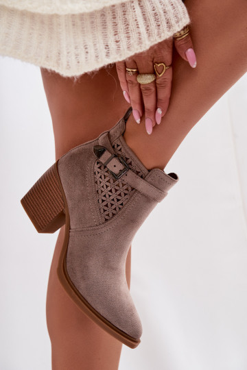 con elementi traforati Stivali da donna Traforatom Un esempio I Złotą con fibbie beige Deloriah