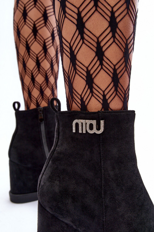 dalla pelle scamosciata riscaldamento Stivali Su un cuneo con ornamenti colore nero Vere