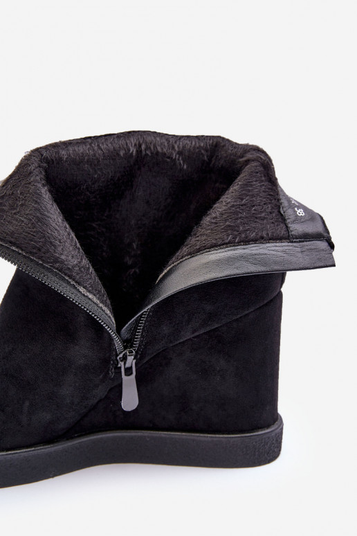 dalla pelle scamosciata riscaldamento Stivali Su un cuneo con ornamenti colore nero Vere