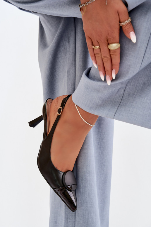 Sandali da donna con tacchi sottili Con decorazioni Detalem colore nero Deveriae