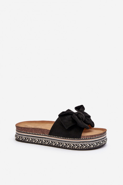 Pantofole da donna con una piattaforma con nastri colore nero Evatria