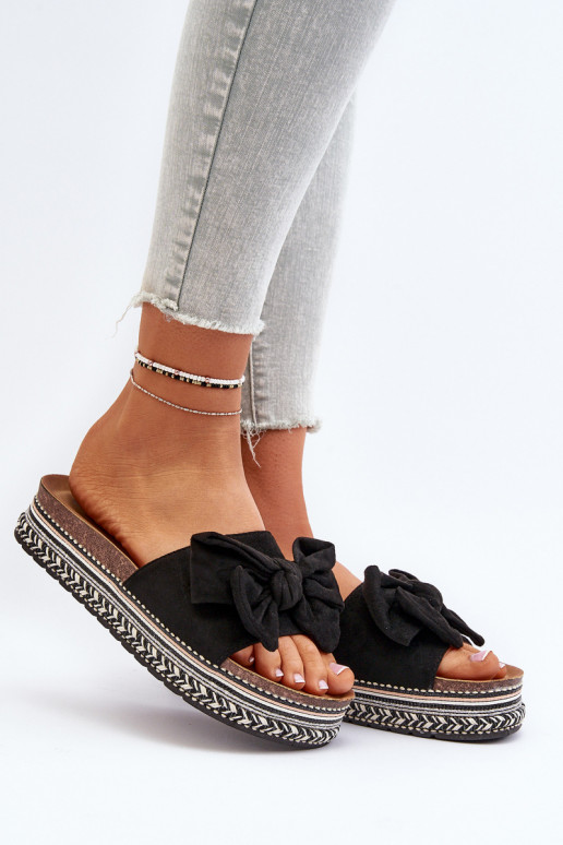 Pantofole da donna con una piattaforma con nastri colore nero Evatria