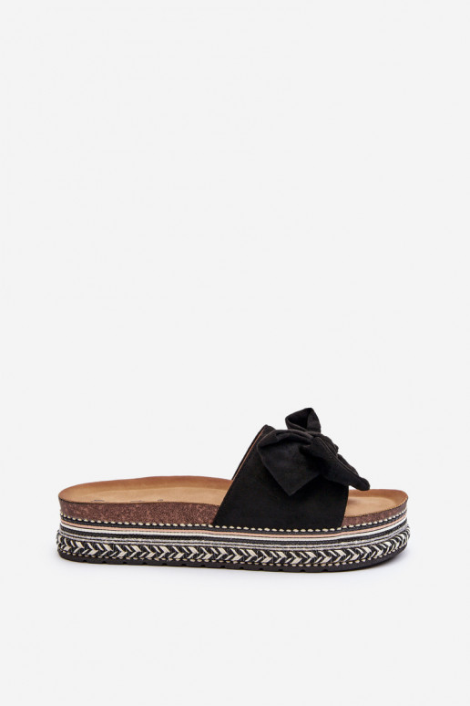 Pantofole da donna con una piattaforma con nastri colore nero Evatria