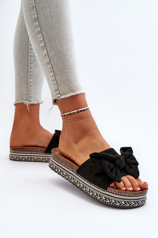 Pantofole da donna con una piattaforma con nastri colore nero Evatria