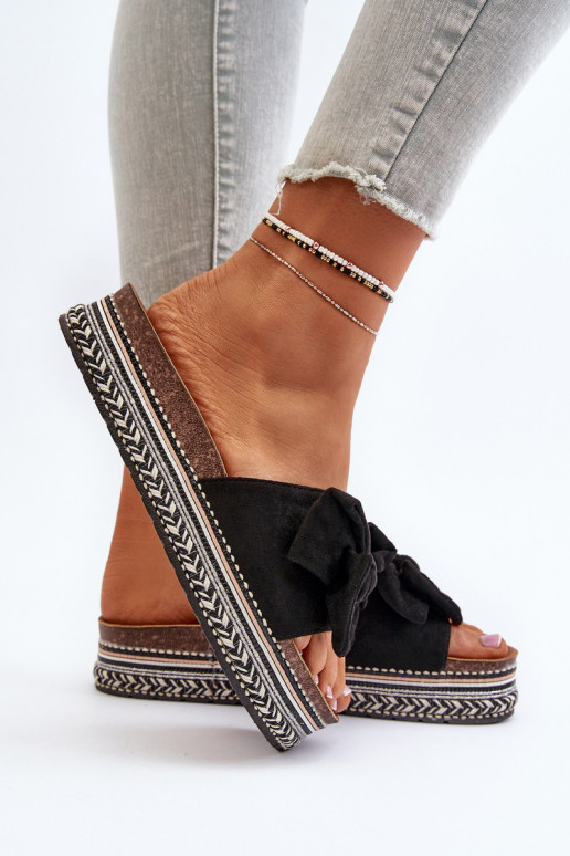 Pantofole da donna con una piattaforma con nastri colore nero Evatria