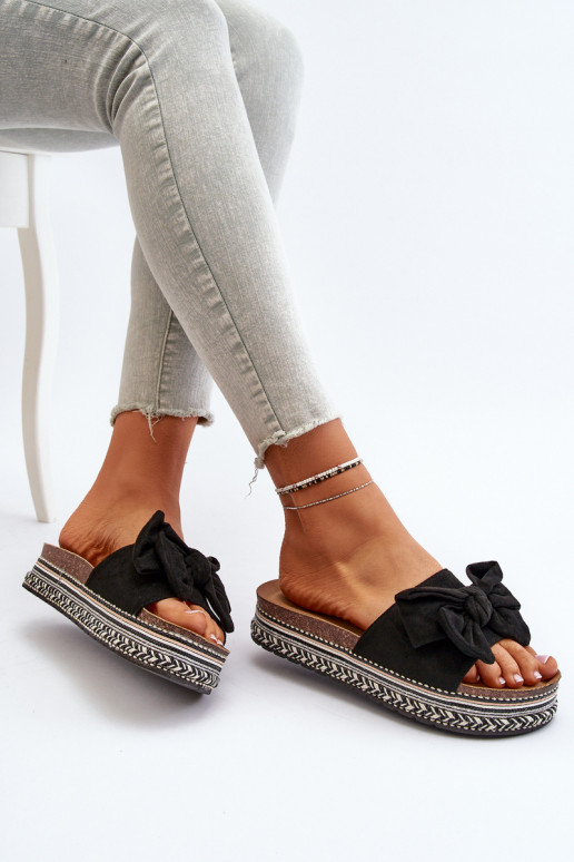 Pantofole da donna con una piattaforma con nastri colore nero Evatria