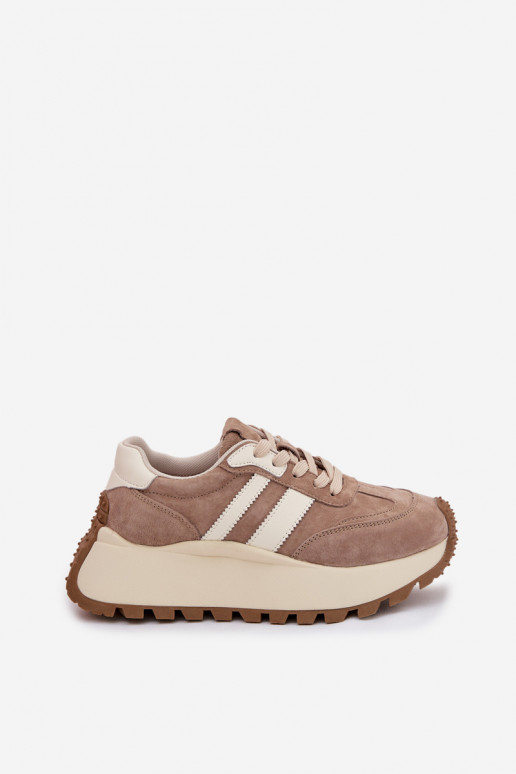 Scarpe modello sneakers dalla pelle scamosciata con una piattaforma D&A GR61-5986 beige