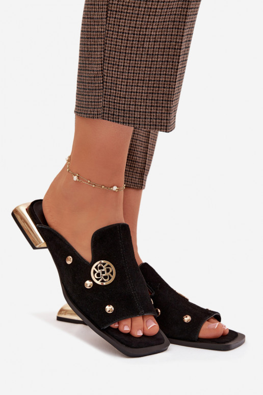 pantofole in pelle scamosciata Ze colore doratomi Ozdobami D&A CR61-3061 colore nero