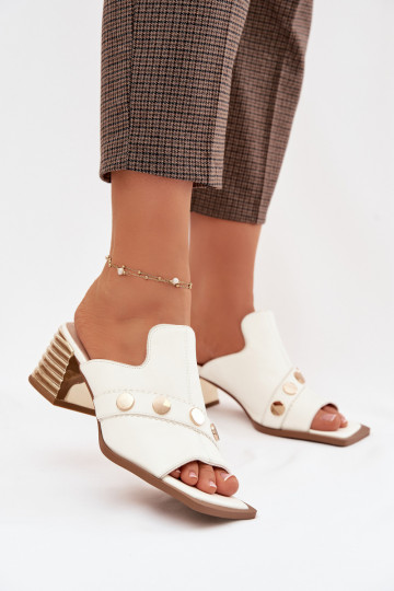 Pantofole in pelle con tacco e tacchi decorati D&A CR61-3063 bianche 2