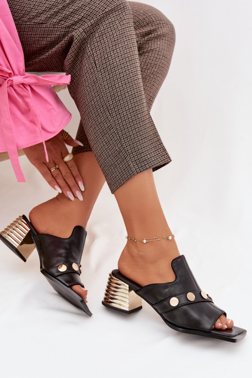 Pantofole in pelle con i tacchi con tacchi decorati D&A CR61-3063 colore nero