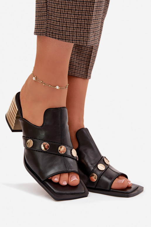 Pantofole in pelle con i tacchi con tacchi decorati D&A CR61-3063 colore nero