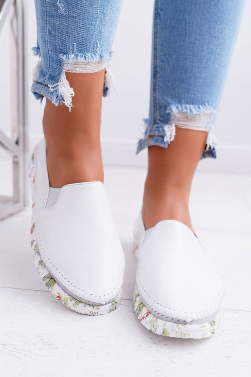 Femminile scarpe Deveciejka Un modello convincente Pelle Colore bianco 03512-11