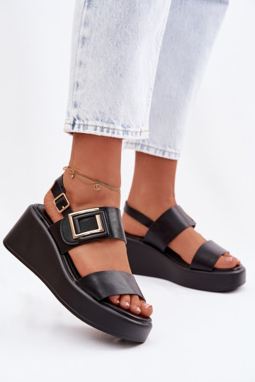 Sandali da donna con una piattaforma Con decorazioni Detalem colore nero Nelira