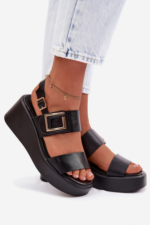 Sandali da donna con una piattaforma Con decorazioni Detalem colore nero Nelira