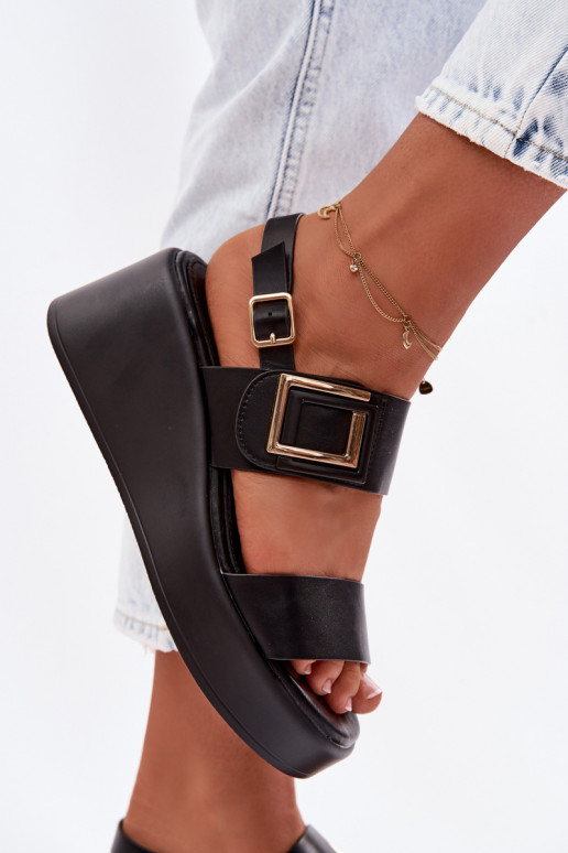 Sandali da donna con una piattaforma Con decorazioni Detalem colore nero Nelira