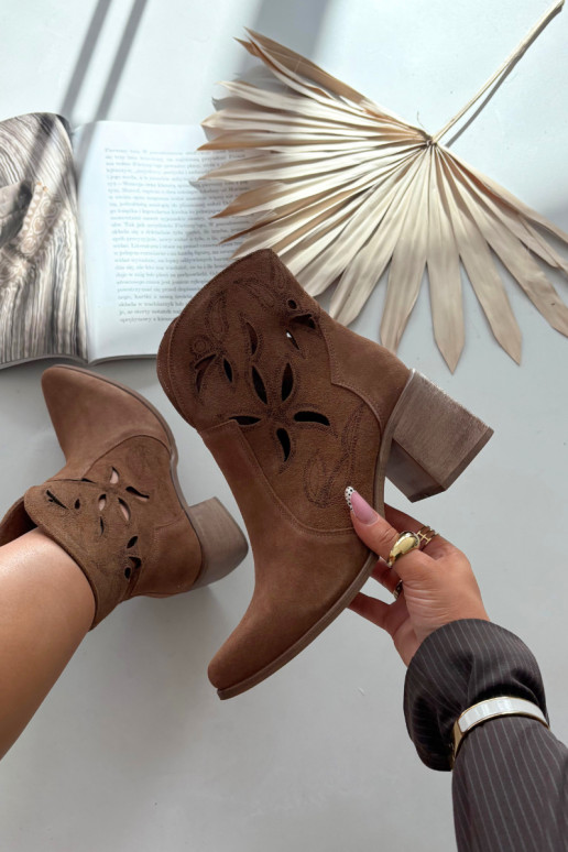 Stivali da donna con elementi traforatiAbilitatoturalnego dalla pelle scamosciatau con i tacchi Zazoo 3690 colore marrone