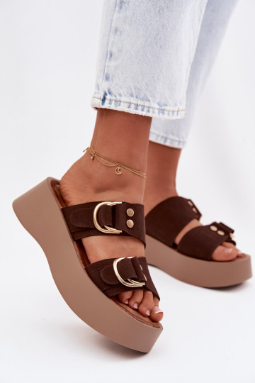 Pantofole da donna con piattaforma e fibbie dorate color cioccolato Nelirae