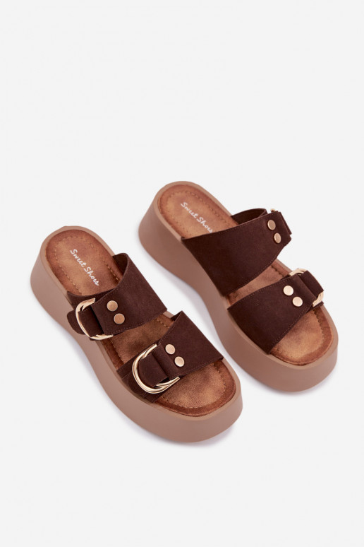 Pantofole da donna con una piattaforma Ze colore doratomi con fibbiemi CzekoladoAe Nelirae