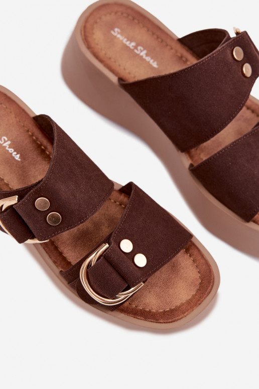 Pantofole da donna con una piattaforma Ze colore doratomi con fibbiemi CzekoladoAe Nelirae