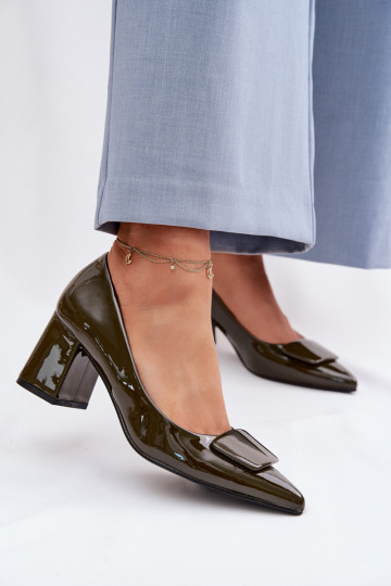 Scarpe con effetto vernice e tacchi decorati color chaki Isoline