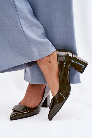 Scarpe con effetto vernice e tacchi decorati color chaki Isoline 2