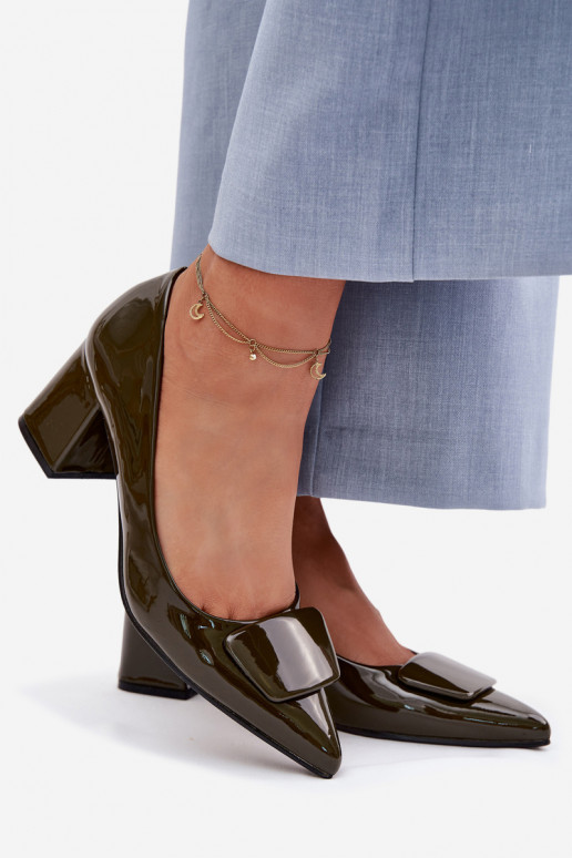 con effetto vernice Scarpe con i tacchi con ornamenti colore kaki Isoline