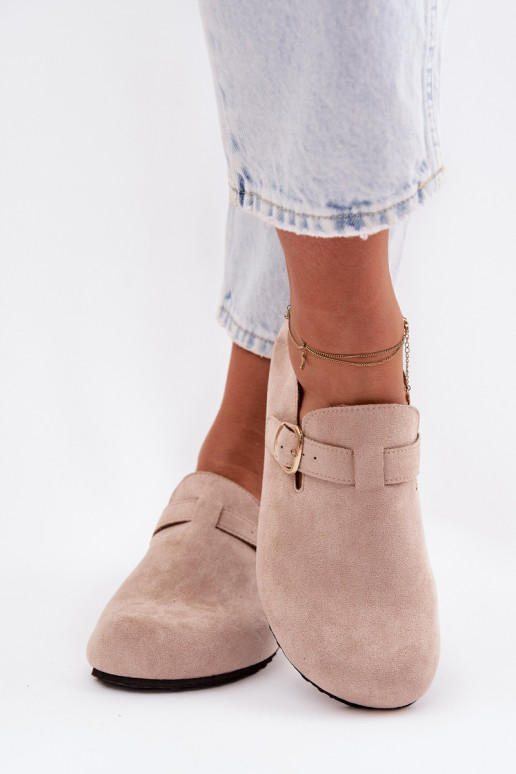 Scarpe da donna in pelle sintetica con fibbie dorate color sabbia Ismora