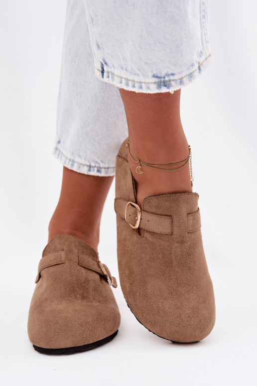 Scarpe da donna in pelle sintetica con fibbie dorate color sabbia Ismora